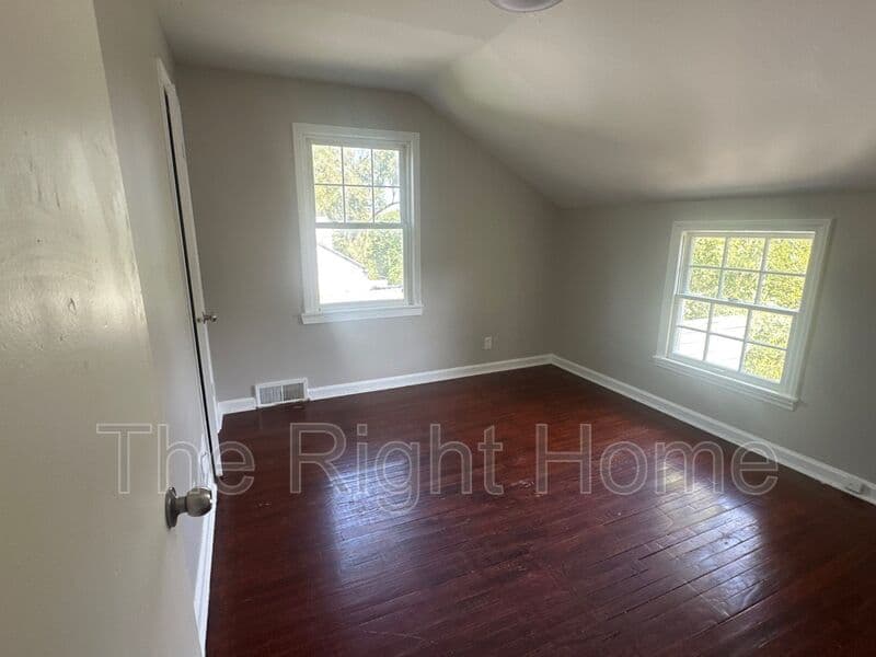 Omaha House: 6735 N 34th St