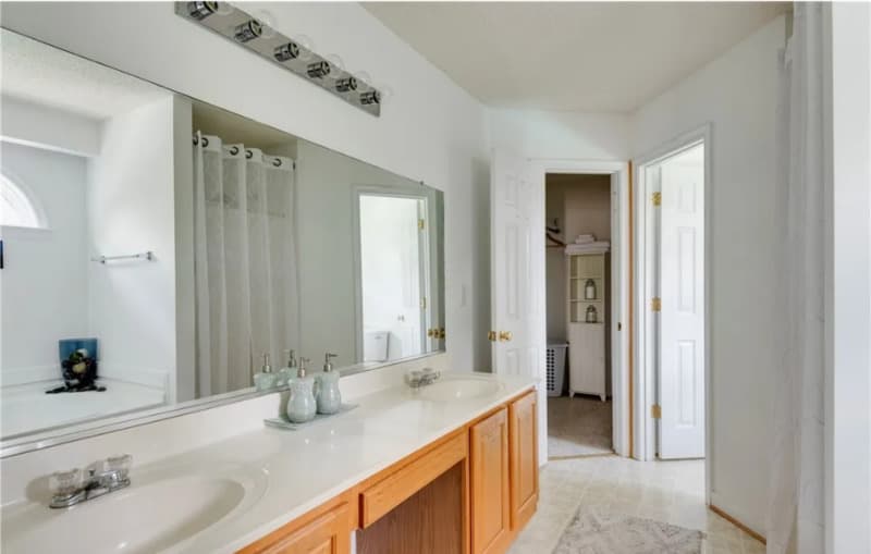 Sandston House: 420 Green Hollow Ln