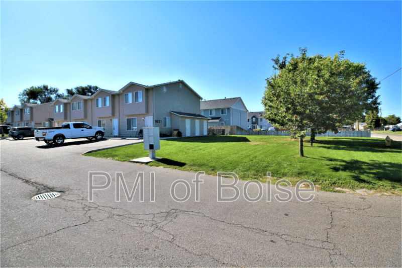 Nampa Townhome: 1059 E Iowa Ave