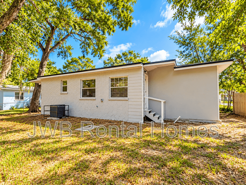 Jacksonville House: 7114 Bloxham Ave