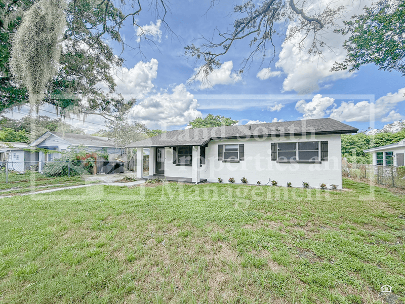Lakeland House: 2152 Colonial Avenue