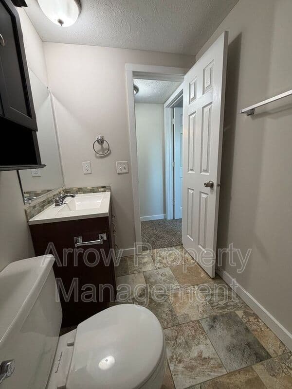 Lincoln Condo: 3840 South 46th Street-9