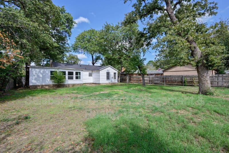 River Oaks House: 4833 Black Oak Lane
