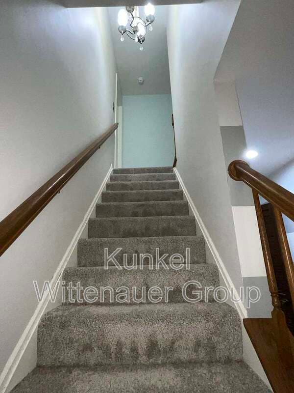 Belleville House: 43 Powder Creek Dr