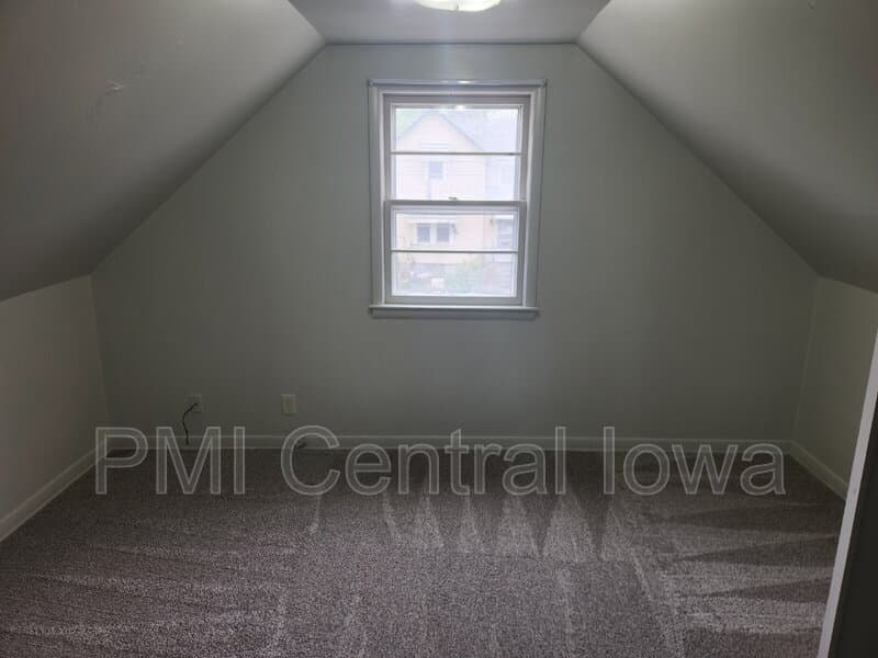 Des Moines House: 290 E 17th St