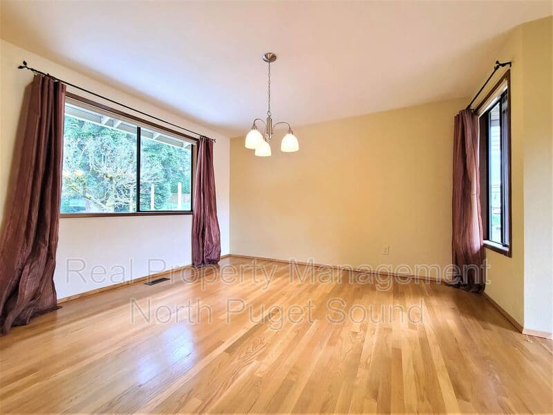 Everett House: 3532 99th St SE