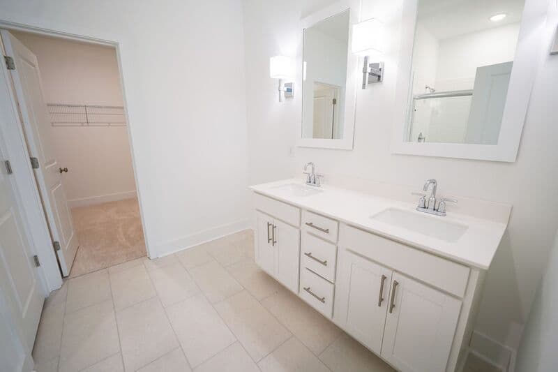 Bloomingdale House: 128 Kingswood Cir