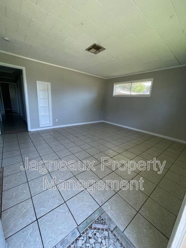 Lake Charles House: 1217 Sage Dr
