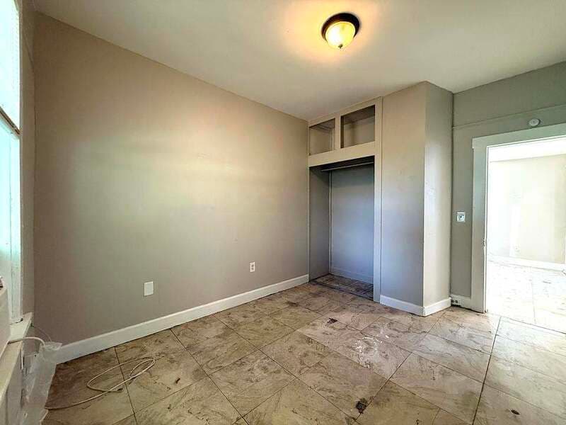 St. Petersburg House: 975 13th Avenue South