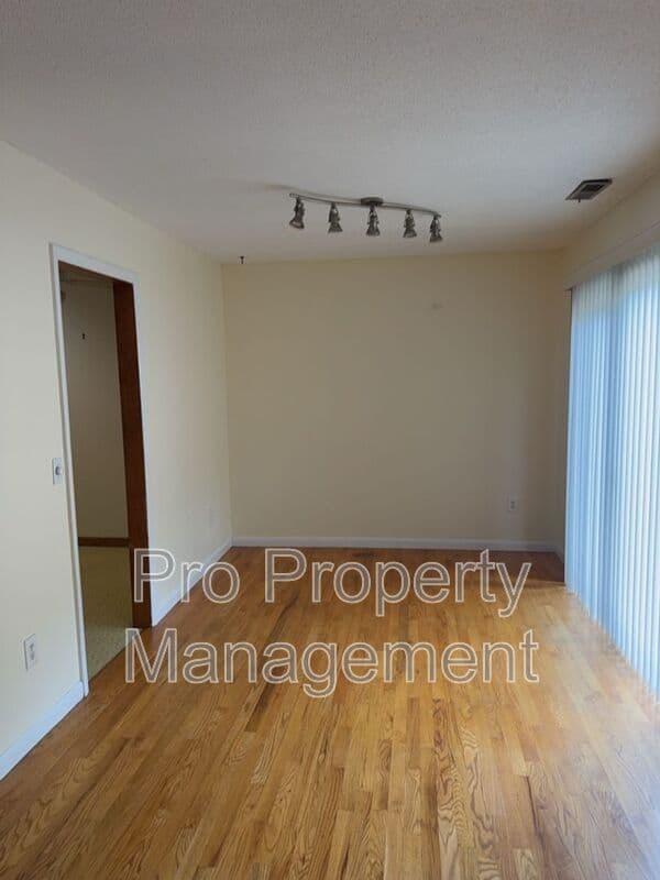 Danbury House: 166 Old Brookfield Road