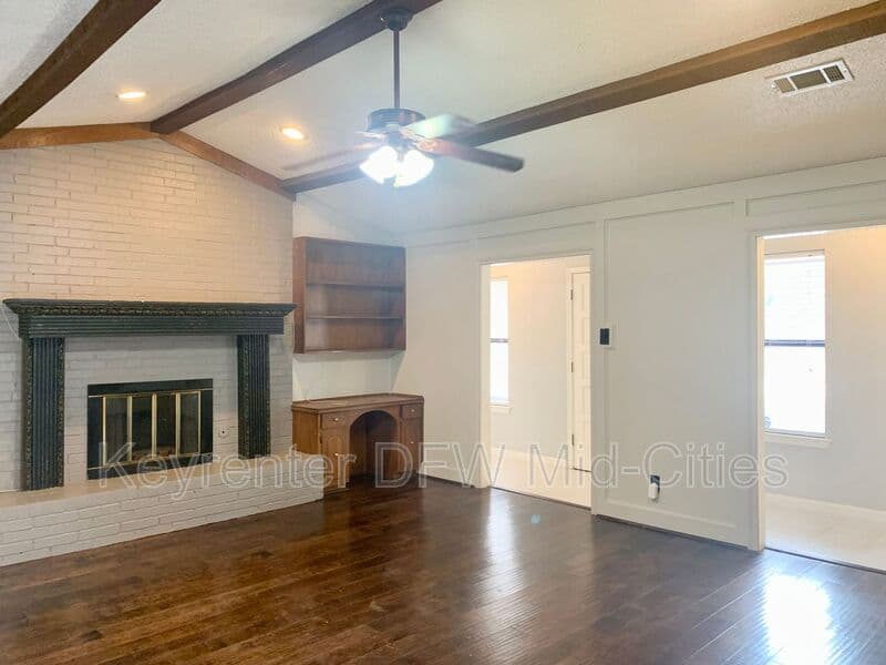 Irving House: 505 E Scotland Dr