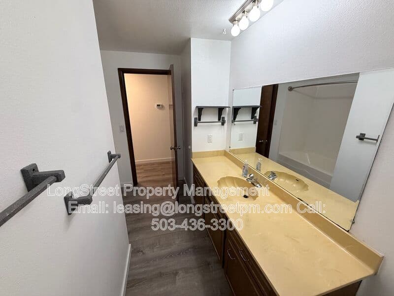 Salem House: 869 Meadowlawn Dr SE
