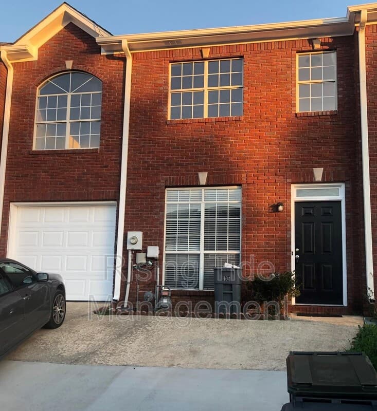 Pelham House: 104 Sommersby Cir