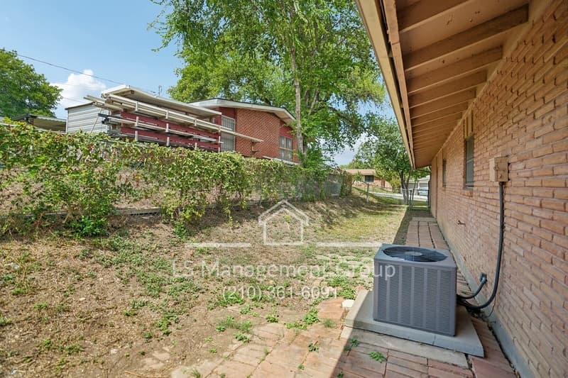San Antonio House: 106 Springwood Drive