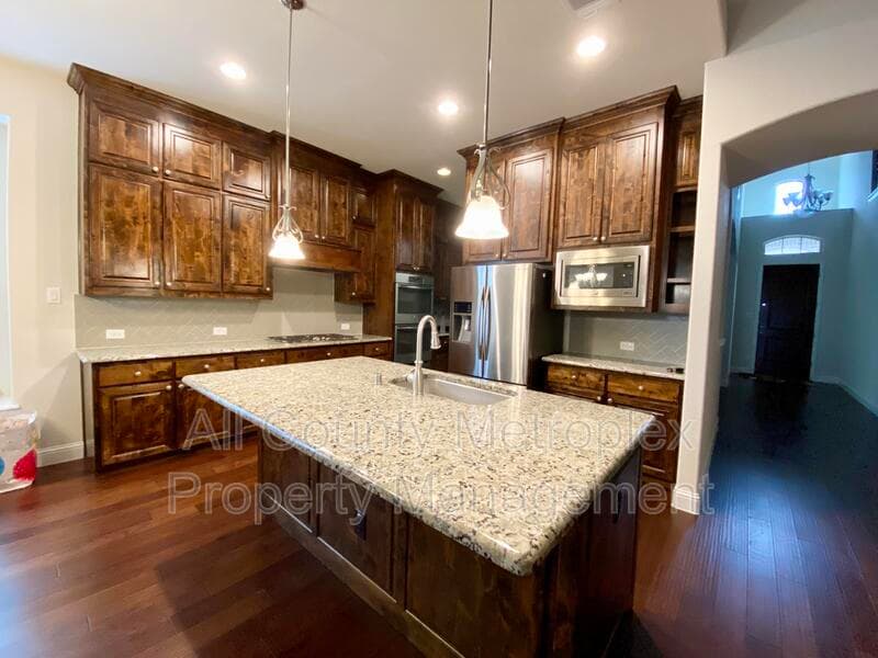 Carrollton House: 2332 Stallion Street