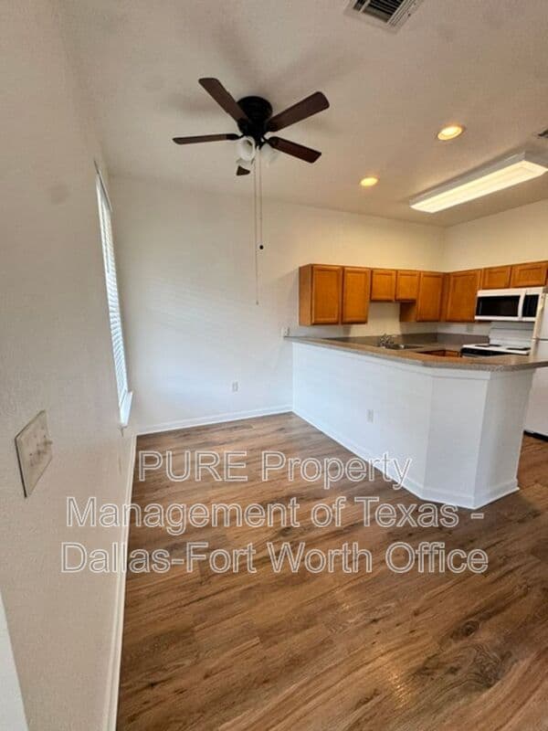 Grapevine Apartment: 400 Glade Road