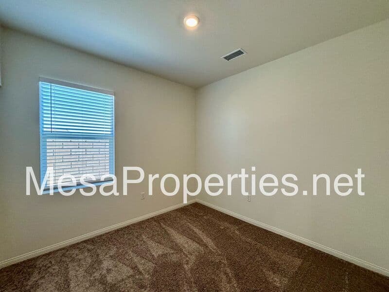 Victorville House: 10638 Sea Venture Way