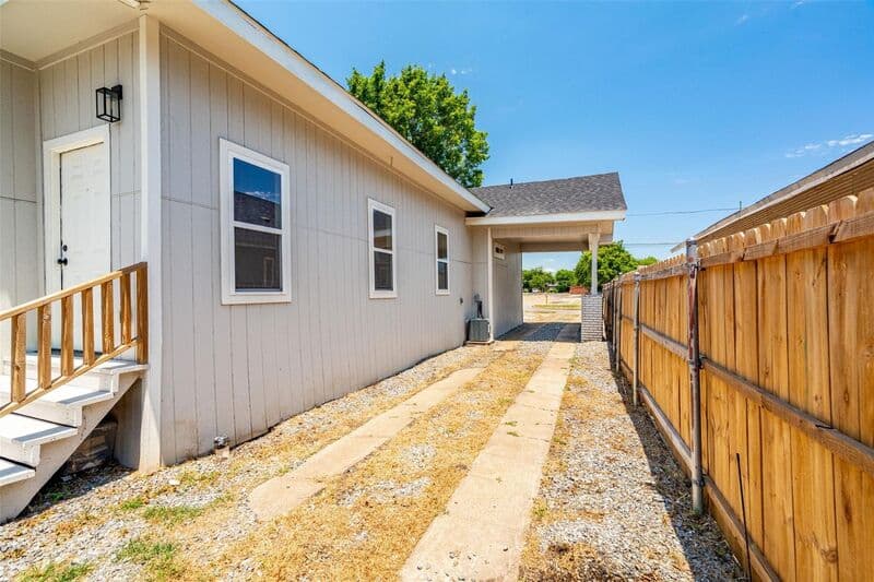 Dallas House: 808 W 10th St