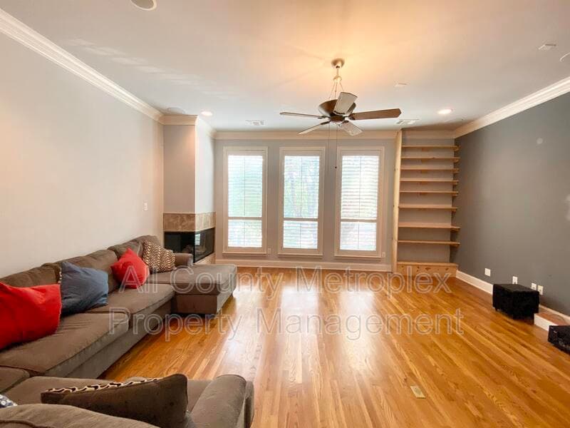 Dallas House: 1430 Pecos St