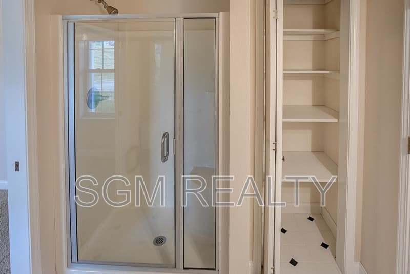 Belleville House: 3390 Wildview Way