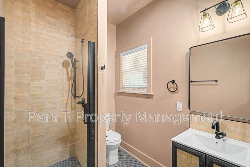 Savannah Condo: 638 E 37th St