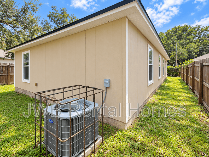 Jacksonville House: 2139 Sessions Ln