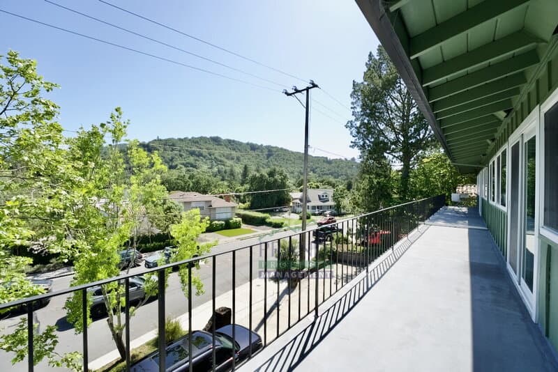 San Anselmo Condo: 1562 Sir Francis Drake Blvd