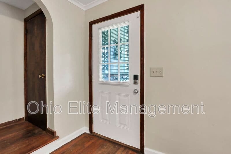 Columbus House: 53 S Burgess Ave