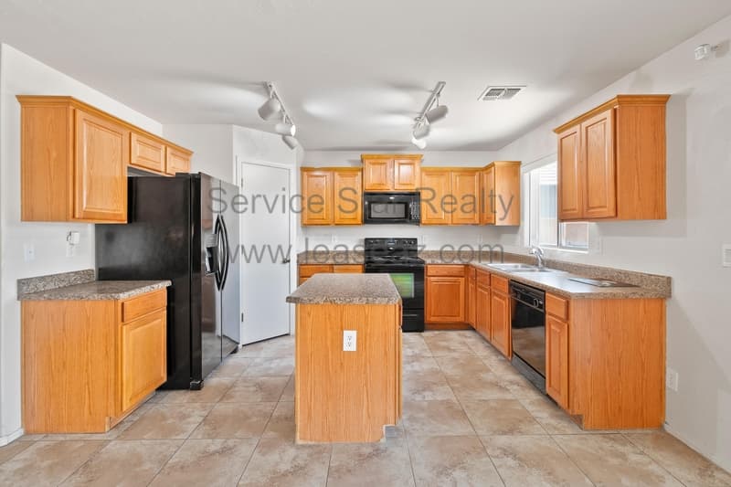 Maricopa House: 41881 W Avella Dr