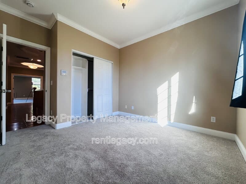 Fairfield House: 2136 Fieldcrest Ave