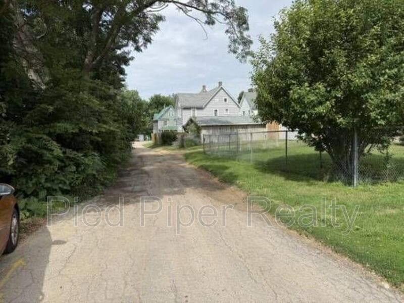 Freeport House: 401 E Wyandotte St