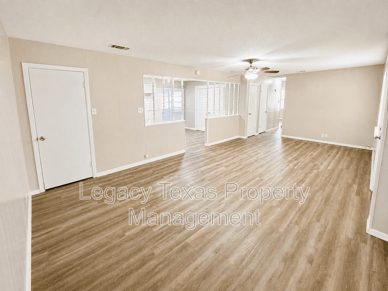 Cleburne House: 1902 Joslin St