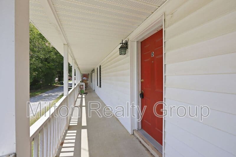 Four Oaks Condo: 101 E. Woodall St.