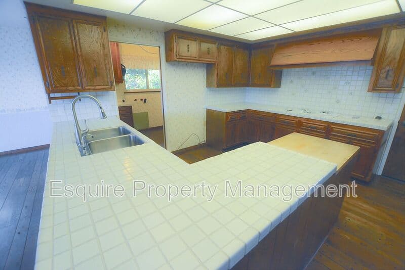 SOMIS House: 5875 N GREENTREE DR