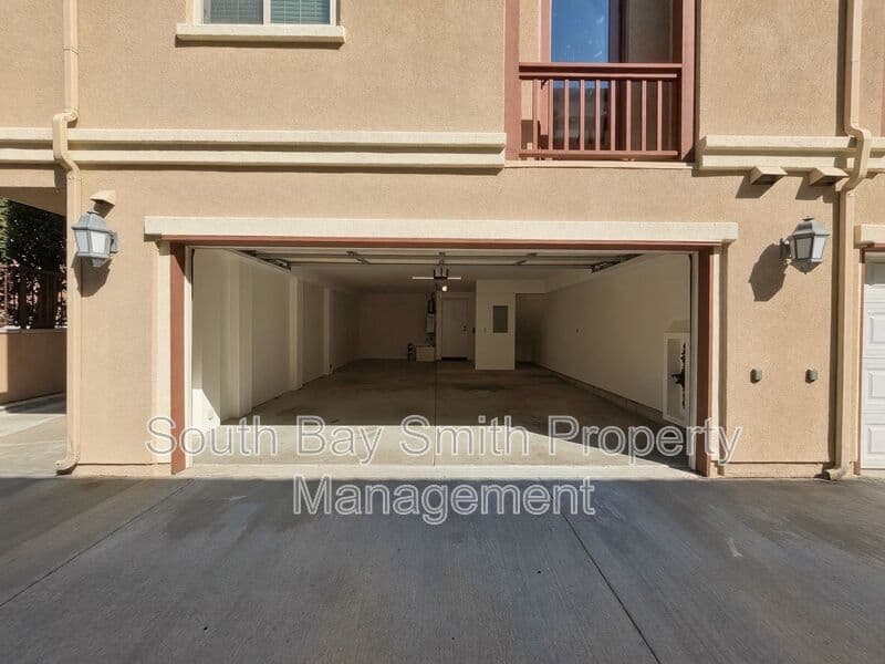 Redondo Beach Townhome: 84 Palos Verdes Blvd