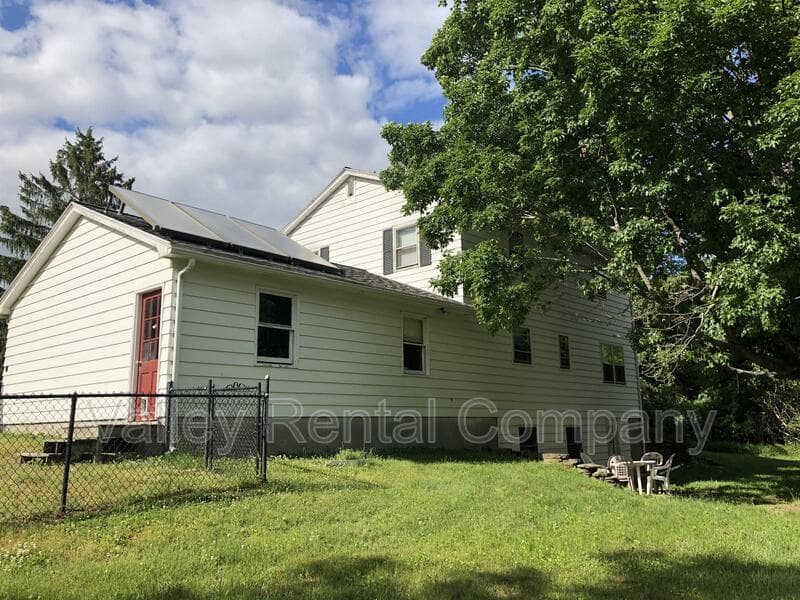 Hadley House: 73 Rocky Hill Rd