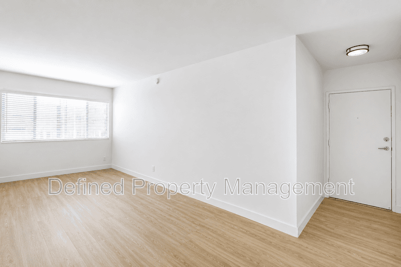 Tarzana House: 5919 Reseda Blvd 48