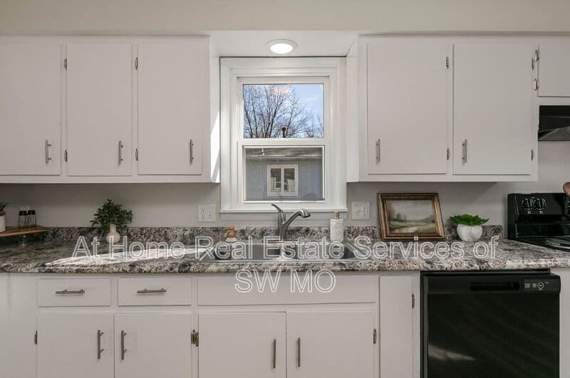 Springfield House: 2137 W Brower St