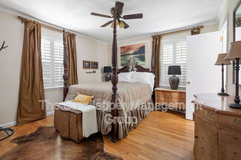 Charleston House: 1652 Boone Hall Drive