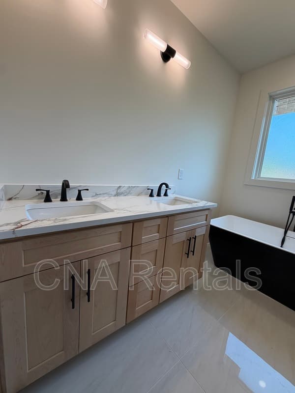 Atlanta House: 294 Roy St
