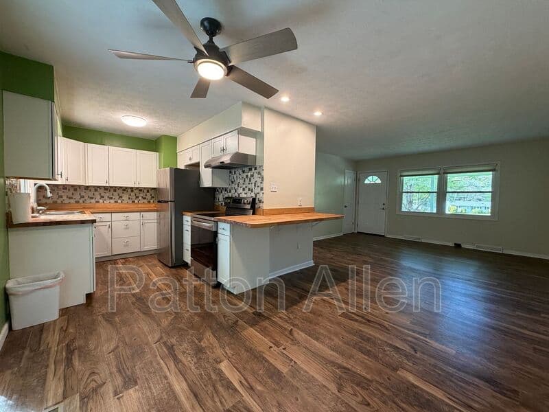Fairview House: 14 Fox Run Pl