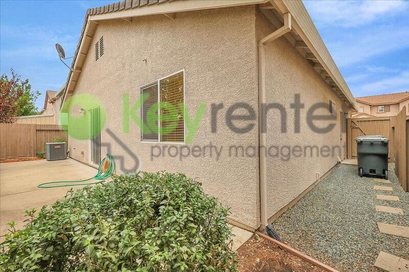 Roseville House: 1682 Loon Lake Street