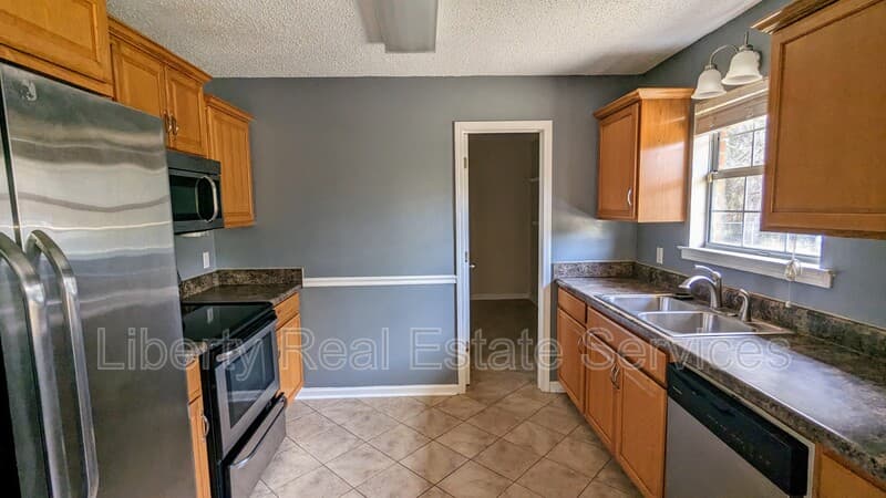 Hinesville House: 145 Cowart Rd