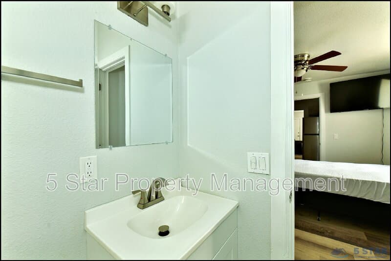 El Paso Condo: 6806 Alameda Ave