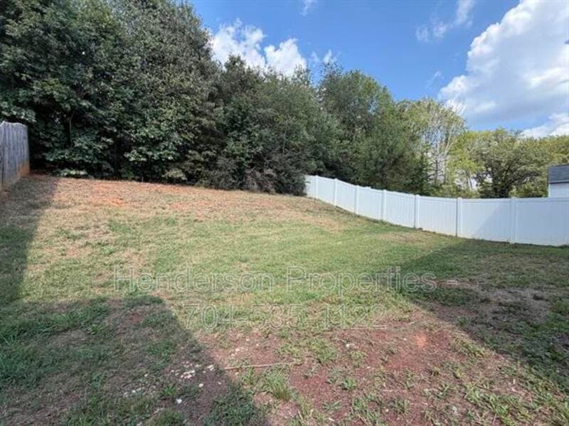 Charlottte House: 9025 Sharpes Cir