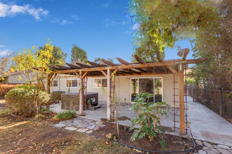 Santa Clarita House: 22327 Espuella Drive