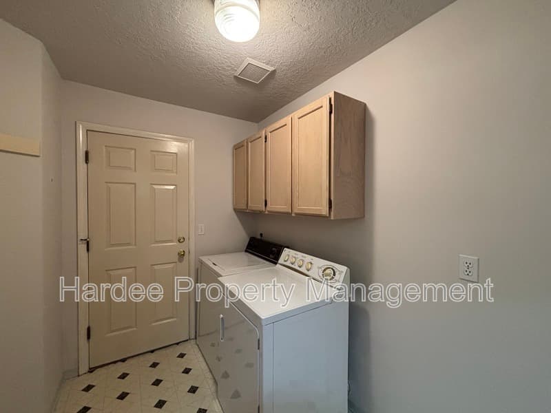 Boise House: 688 S Gamay Ln
