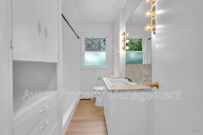 Portland House: 9710 S Corbett Lane