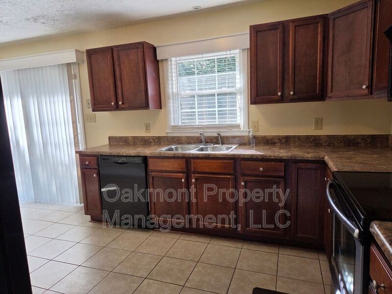 Fayetteville House: 7535 Hargrove Ct