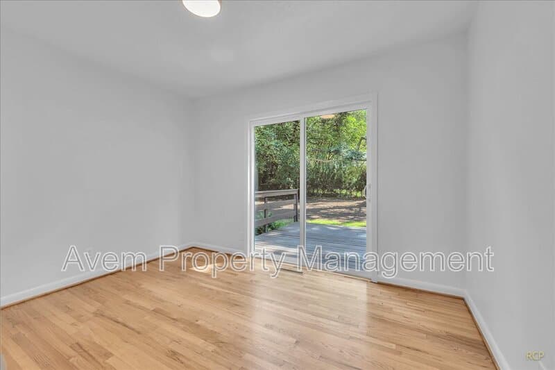 Portland House: 9710 S Corbett Lane
